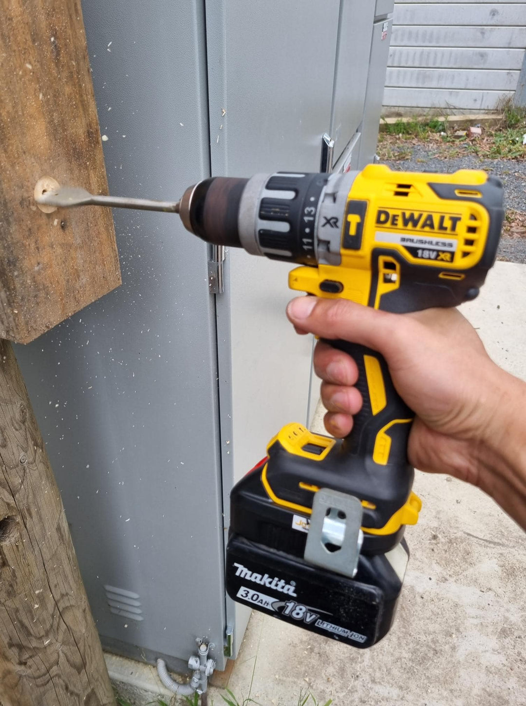 Adapter for DeWalt 18v Tools to MAKITA 18v – JoCROW PTY LTD